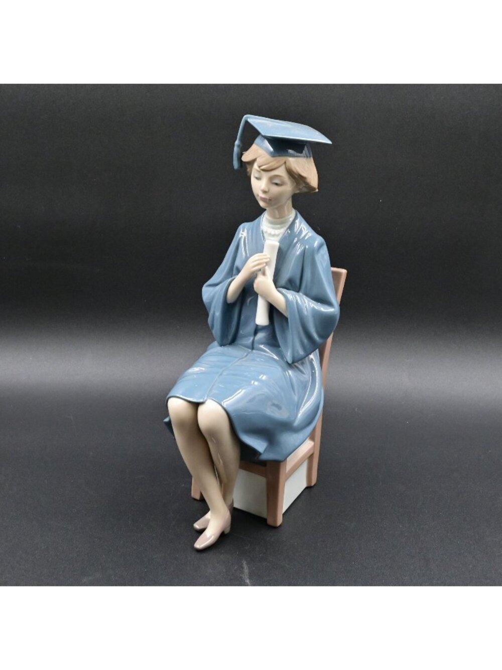 Lladro Girl Graduate 5199 Porcelain Figurine Seated Blue Cap Gown Diploma Spain